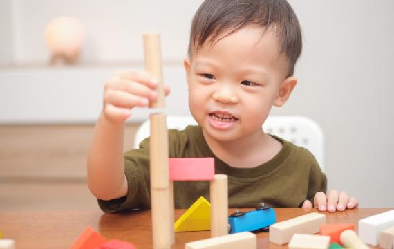 Kid-playing-with-blocks