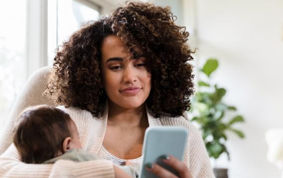 Mon-scrolling-through-phone