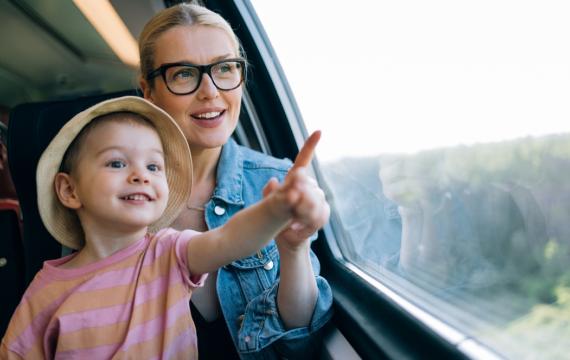 mom and child traveling single parent travel