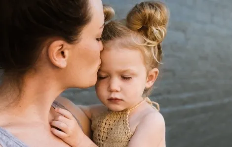mom-kissing-daughter