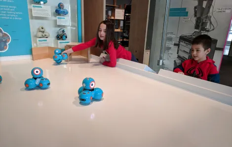 dash tabletop robots