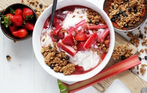 Strawberry Rhubarb Pie Yogurt Parfait