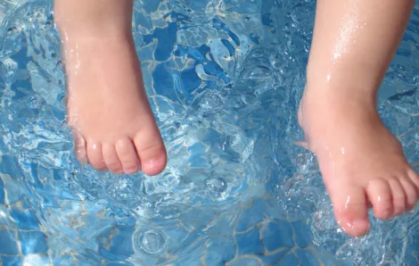 Kid feet in pool