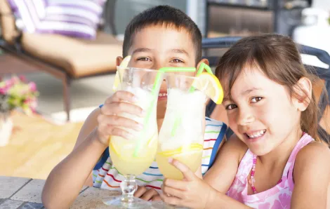 kids with lemonade
