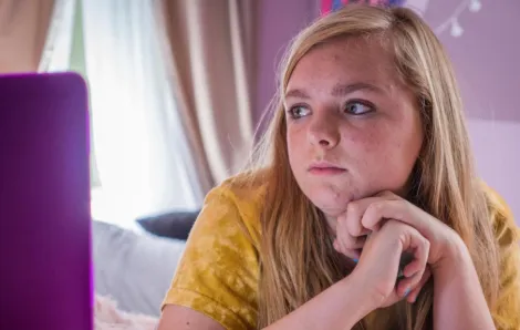 Kayla (Elsie Fisher) stares at her computer