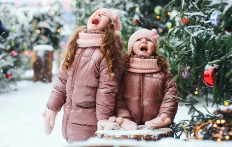 Girls-in-snow-by-Christmas-tree-holiday-fun-budget-cheap-free-kids-families-tacoma-south-sound