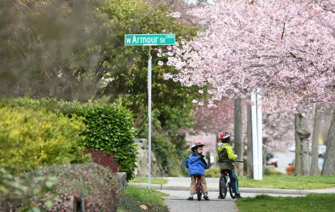 Kids-riding-bikes-neighborhood-coronavirus-silver-linings-trying-to-find