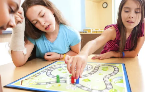 kids-playing-board-games