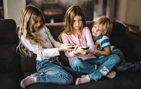 Kids-arguing-over-tv-remote