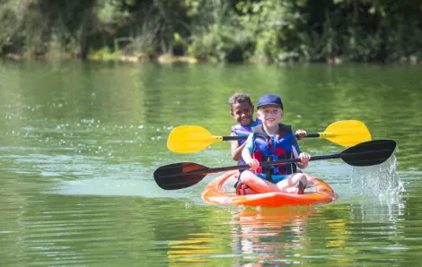 kids-in-shared -kayak-at-camp