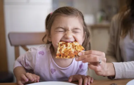 kid-eating-pizza