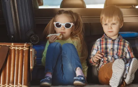 kids-eating-the-back-of-the-car