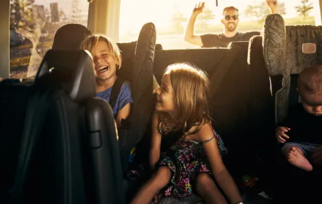 kids-on-car-trip