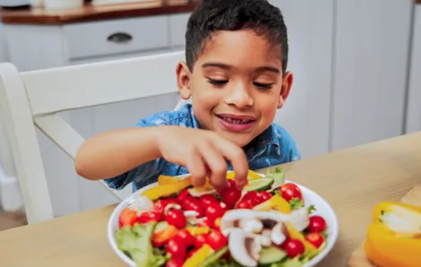 kid-eating-veggies