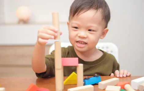 Kid-playing-with-blocks