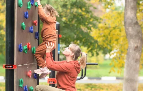 Mom-helping-kid-on-climbing-wall