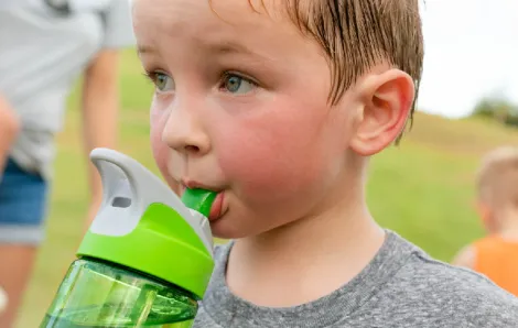 Kid-drinking-water-and-sweating