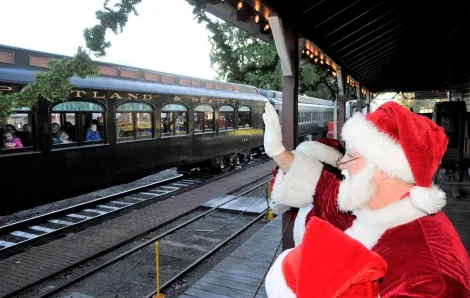 Holiday-santa-train-book-now-family-train-excursions-seattle-tacoma-bellevue-eastside