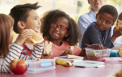 Kids eating lunch at elementary school with easy school lunch ideas