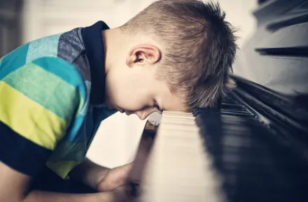 frustrated-boy-with-piano