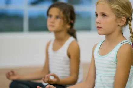 kids-practicing-mindfulness