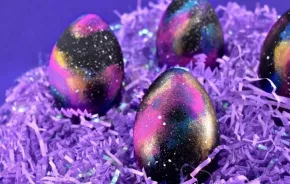 Galaxy Easter eggs are an exiting Easter egg decorating idea