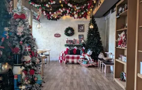 Seattle restaurant Jollidaze decorated for Christmas and the holidays