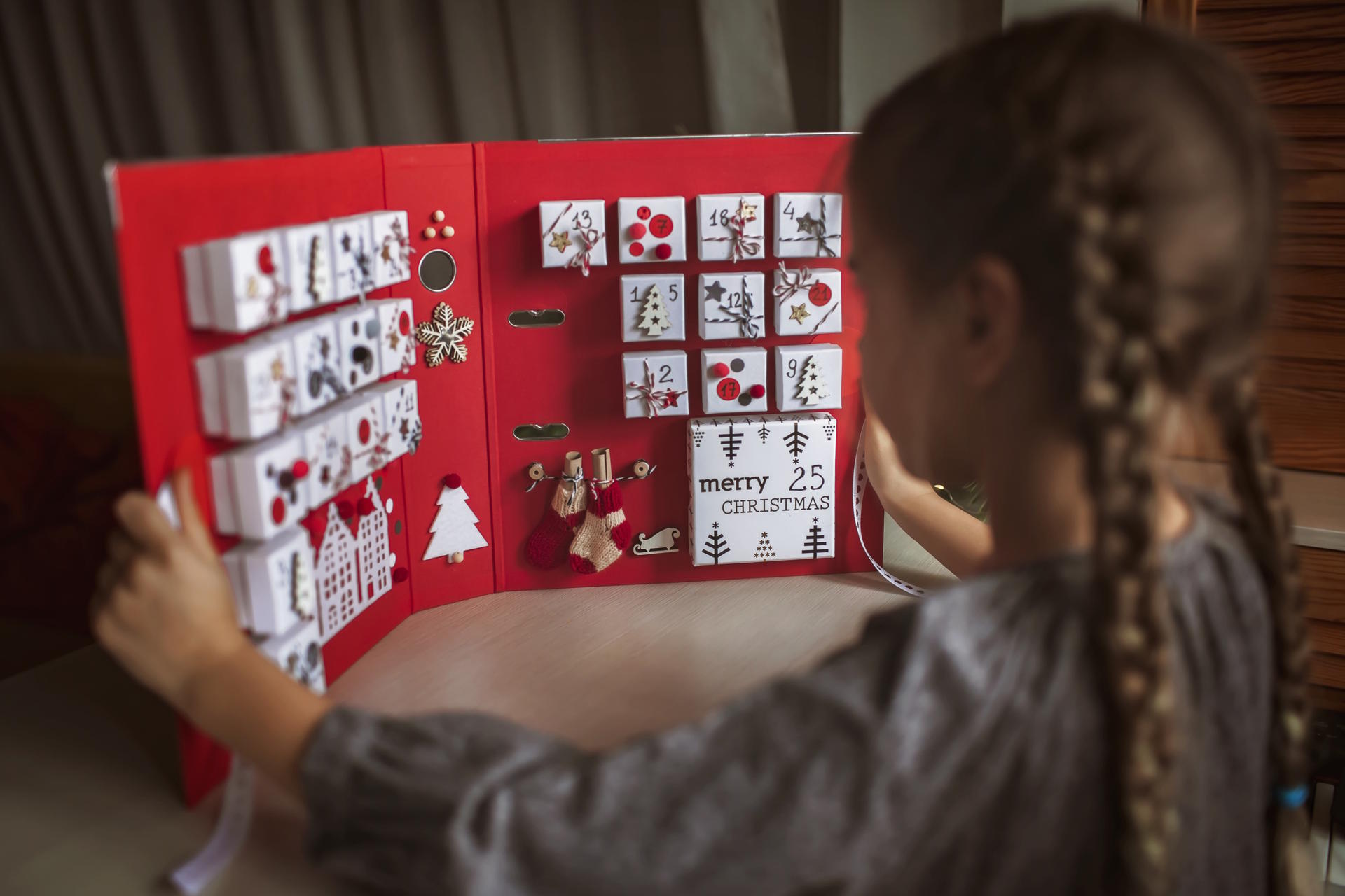 Pretty girl looks at original advent calendar made of jewelry boxes and a binder, New Year craft, diy. Magic of moment, seasonal activity, Christmas miracle. Soft focus, depth of field SSUCv3H4sIAAAAAAAACpxWwY6bMBC9V+o/IM6LhI2Nobdq97KHfkBV9WCMk1gBOzUmu+lq/70DhCzYWSXqDY8f4zf2vJl5+/oliuKKd0rE36K3YQVr1TR95yx3ymgwpw9nu5W6lnZpOdosT5cGWStnrOLN0lhxJ3aatxKMum+awfw+bsad467vZDecfjYJ7uQWfEzGi4uJ4q9pHc0b4yb8AVtx/LCwdX012mbT5Py//pw+fs/R8K3U4jQSXgRiZSP5FMiZY8zyclMxyZKsLNKEkBwnPEdZgnAlBGZSEFSNp0yu4/2Lk7ZdRt3y7TrqOEeE0dhjdLCyk9qtgSlGzAdu1eYO1GvLuzUKI4x8VGVefVdlwKwyZu+hijxwtVf1GsQwDVztuK5bXssVkqW0wD6yU+2hWePyNC2Ij9PGyYAgQxkufaTYqeYOigdjHa/Co1EQ8V9pTfTCO7fG4pzmgPfRVoJE1kCc5pShgIF8FSBddVyjC4xZcc1pQPYzv1AMQNhTOfhAI4SKosBBAj09/1zfKaU0CEpY7iXj1cfU8iU6SW7XSIIoocEzbXirmpOnlyIPfG6VbVaoMqdl7qNaUynvehjCZRbijvc9+uPOqs7dJa6daVTNT2skwhlCQdC1FMb6h7PAo4D6VEFJ9wIq4Q0D/fT2AEz9iFAehK6NbG4HYw5S+49SFJ+m2Ng7bidZqywX/vuUBQlyV1gJncyTBFSrUGfchgkZRmPVVvkkr7qrTaRcdDK97WSzua2IXqs/fXDroSRULfkKRWhGMLmaGHMPX7jMWKicGevf0jXs9/oIzSYSvIFxwBMmSgkiAWGr9Daq1Hl4WKJRQYOH3UBZTEBU8JOf1tnlzhadl/e1MoumeTRAbVBOtgBBQovJ4TxmGLcb6cy/CdNrZ4fqEWNQ2SV7YGyxvDX1mOnxI9dGR/Qp+sHtPnp+vuAaYw7nMrCB4+VH2+o68Dx0j9G+4CRgyDLtgtLQkAbi53kkrie5xtCSClRCJmCCU5Yyis6AaXraQVUxI/PZEawFNNXlVDW22LgUlazg1hPOMpGQNCUJR4wmNSeoJqAyyYY8ev8HAAD//wMAsmlyQxgKAAA=