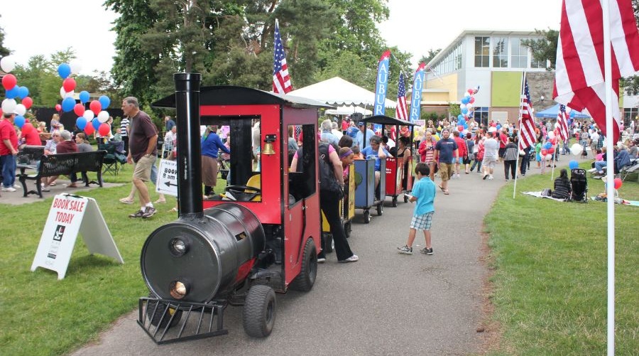 kids ride a train in auburn for 4th of july