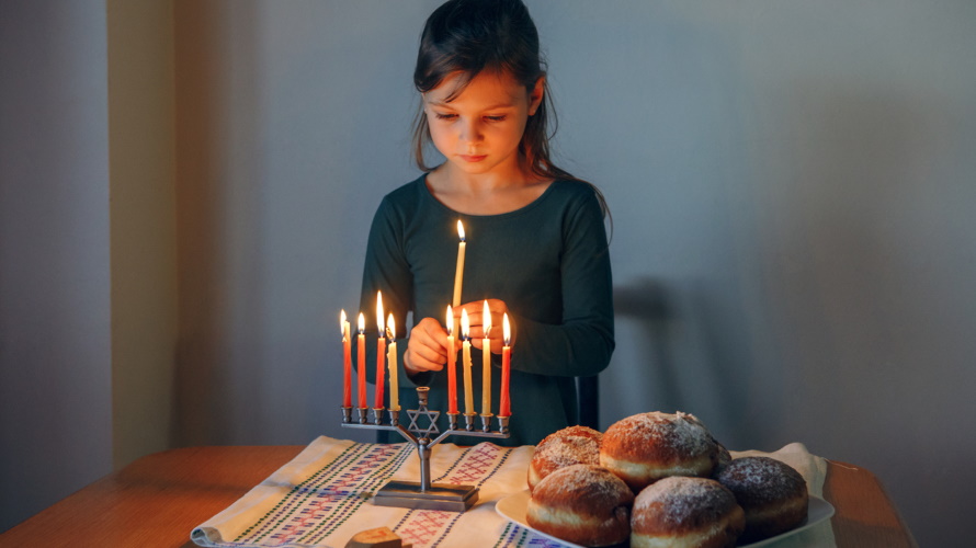 The Easy Hanukkah Guide: Recipes, Gifts and Activities for All Eight Nights