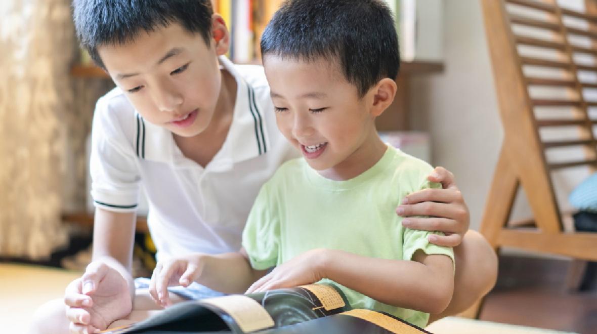 Brothers-reading-together