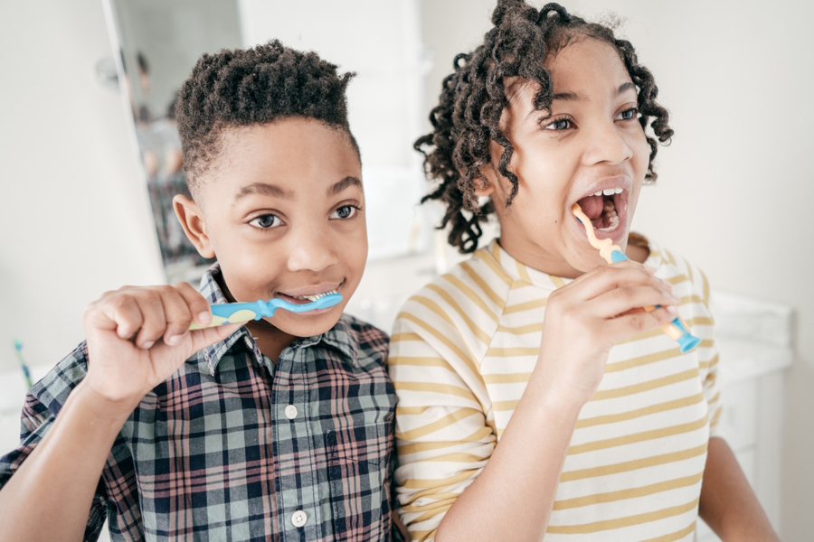 kids brushing their teeth