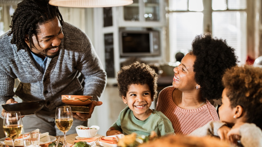 Family-enjoying-Thanksgiving
