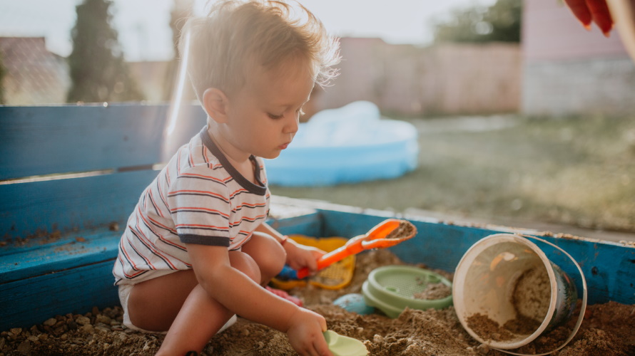 Kid-in-sandbox