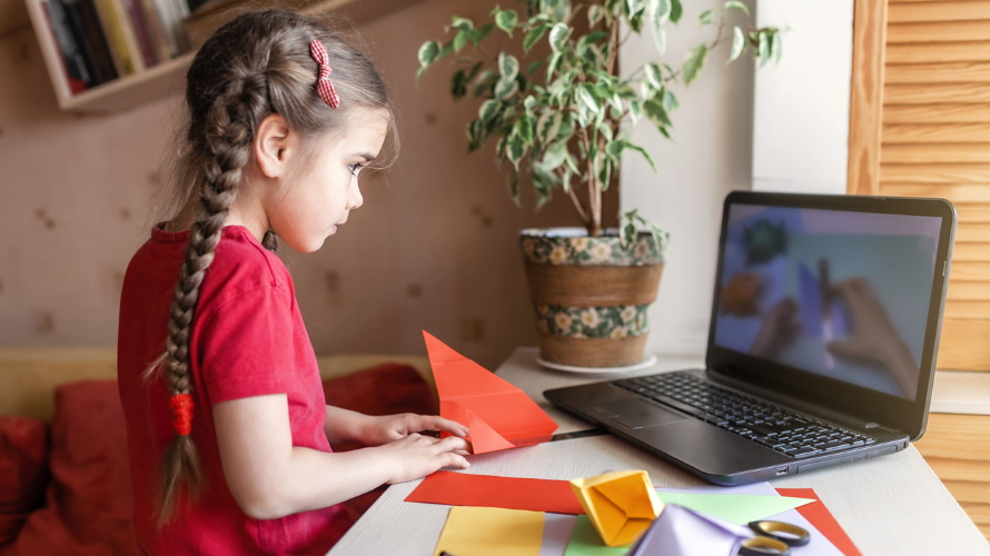 kid-doing-art-online