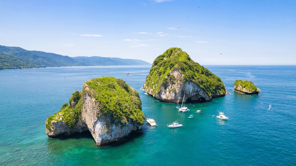 Boats circle Los Arcos in Puerto Vallarta