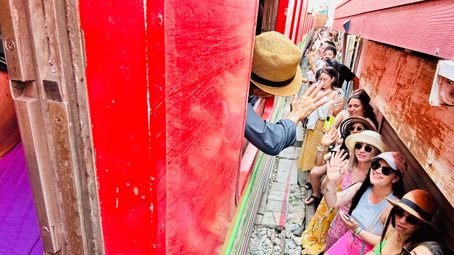 people shopping the train market in Bangkok