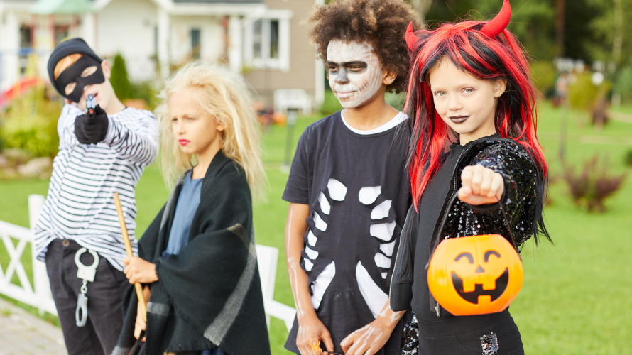 kids-wearing-Halloween-costumes
