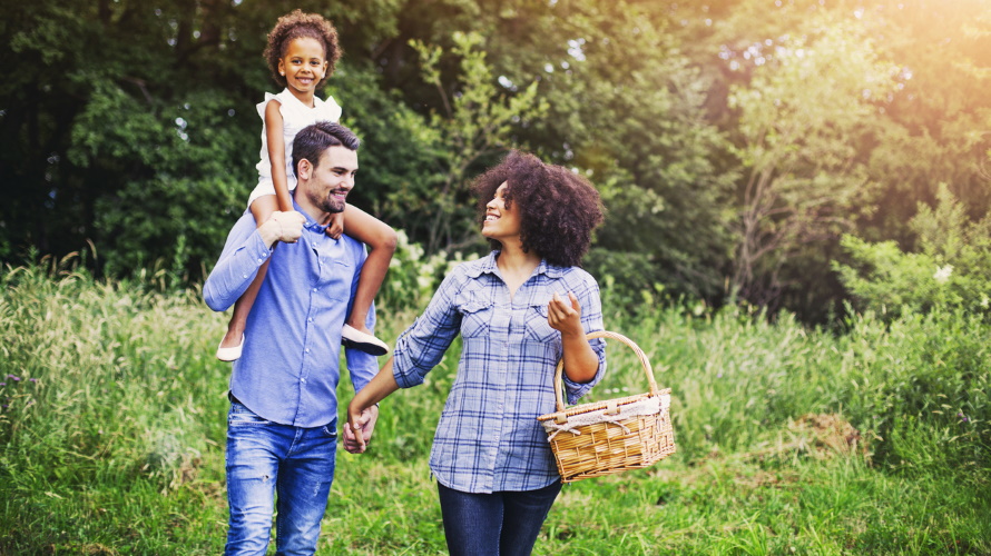 Parents-and-kid-going-for-picnic