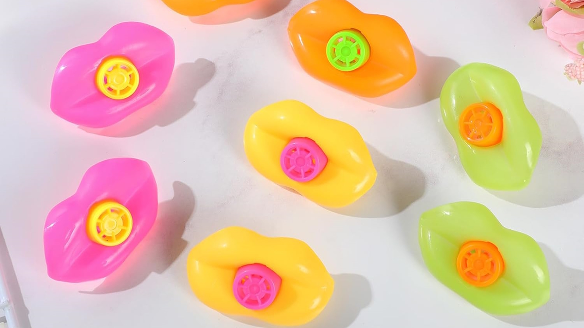 lip-shaped whistle