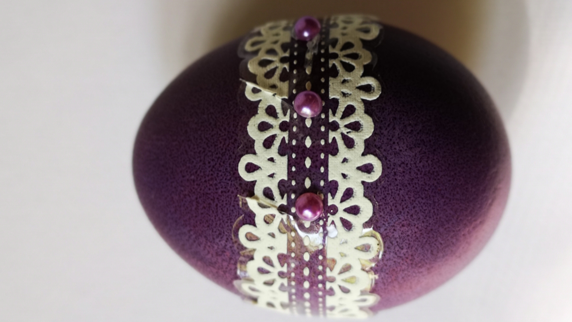 Découpage Easter egg