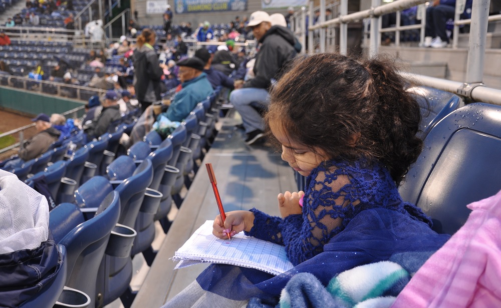 Everett-aquasox-fun-for-families-child-keeping-score