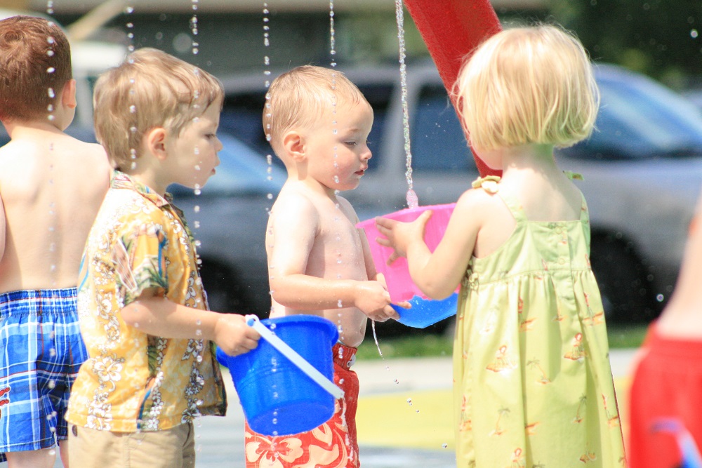 Young kids playing in the splash park spray park at Les Gove Park in Auburn near Seattle South King County 