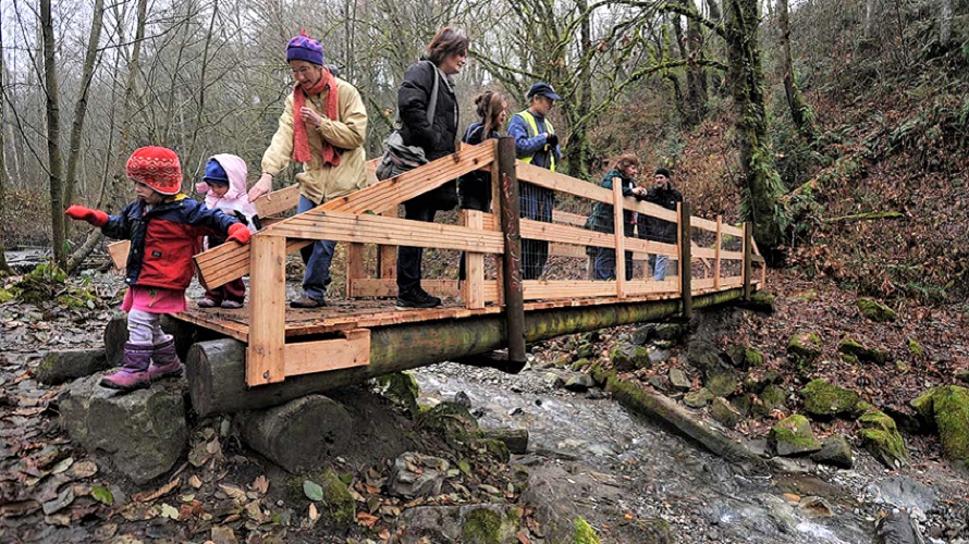Families on bridge over Swan Creek in Tacoma best fall hikes with kids south puget sound