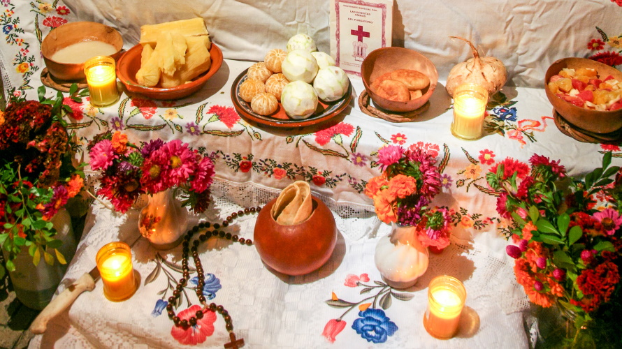 Día de los Muertos altar