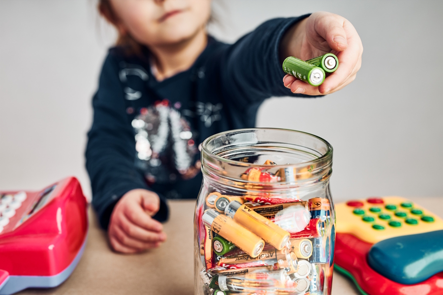 child recycling batteries