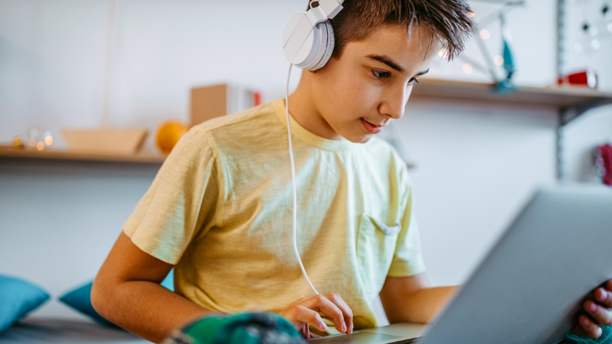 Kid-on-computer