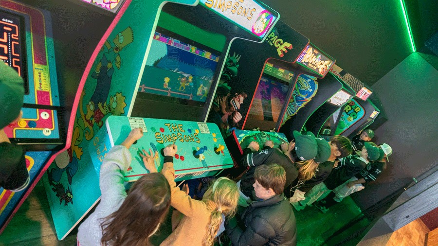 kids playing retro arcade games at 2-4-6-8 Restaurant in Sammamish