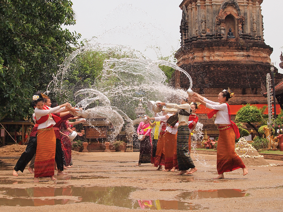 People throwing water on each other during Songkran