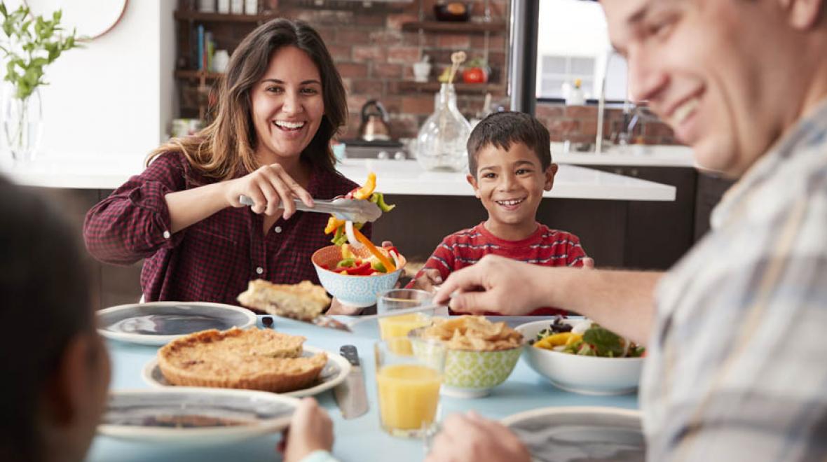 Mom-and-family-at-dinner